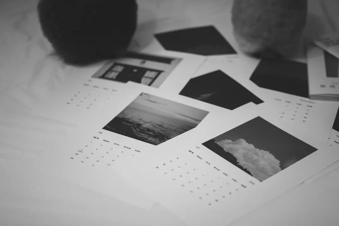 Des pages de calendrier en noir et blanc étalées sur une table, pour choisir la durée d'un abonnement Premier IPTV