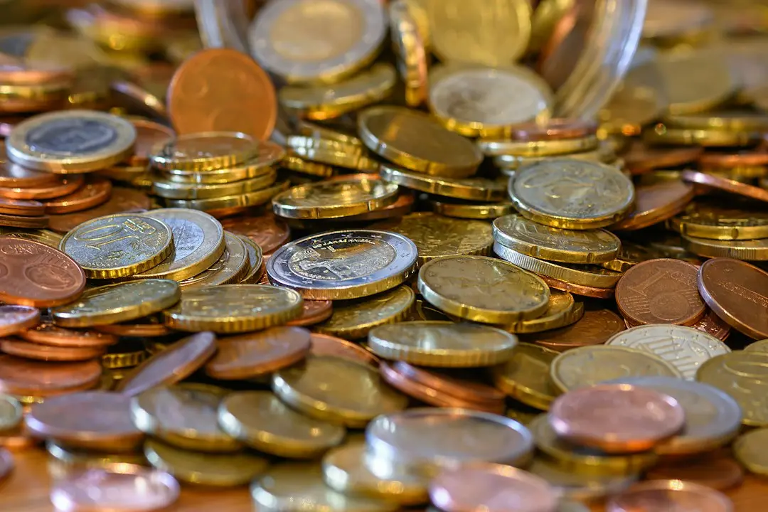 Un tas de pièces en euros, pour comparer le vrai prix d'un abonnement Premier IPTV